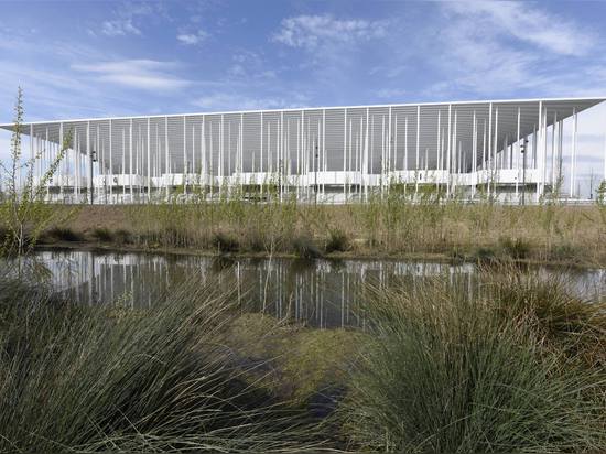 Herzog et de Meuron accomplissent le stade solaire-actionné magnifique de Bordeaux