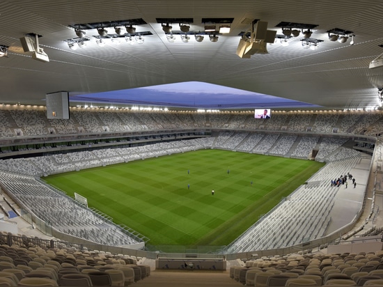 Herzog et de Meuron accomplissent le stade solaire-actionné magnifique de Bordeaux