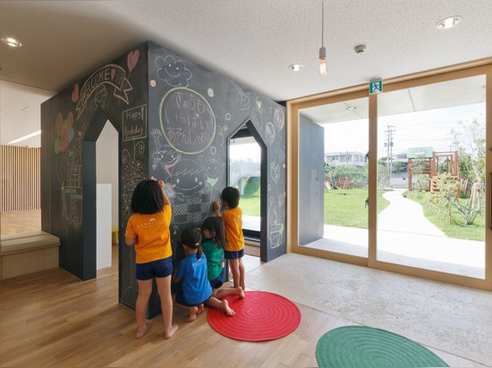 Le jardin d'enfants de Hanazono du Japon a été conçu pour maintenir des enfants sûrs pendant les ouragans