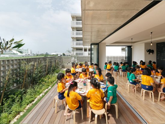 Le jardin d'enfants de Hanazono du Japon a été conçu pour maintenir des enfants sûrs pendant les ouragans