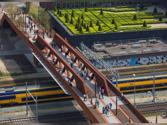 le piéton de Paleisbrug et le pont Solaire-actionnés de cycle double comme un parc augmenté aux Pays Bas