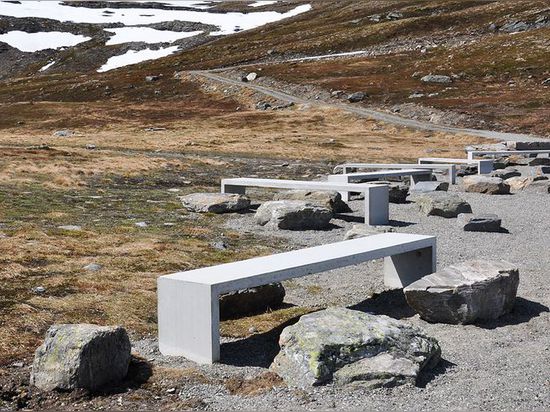 Le Flotane Cube-Shaped est un arrêt Solaire-Actionné de repos pour des randonneurs en Norvège