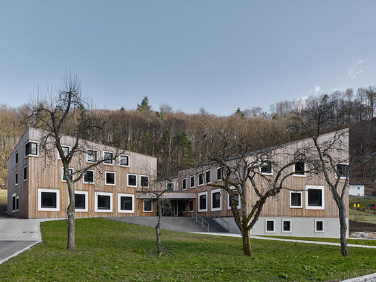 Barkow Leibinger ? le campus bois de construction-plaqué de s met une rotation contemporaine sur l'architecture médiévale