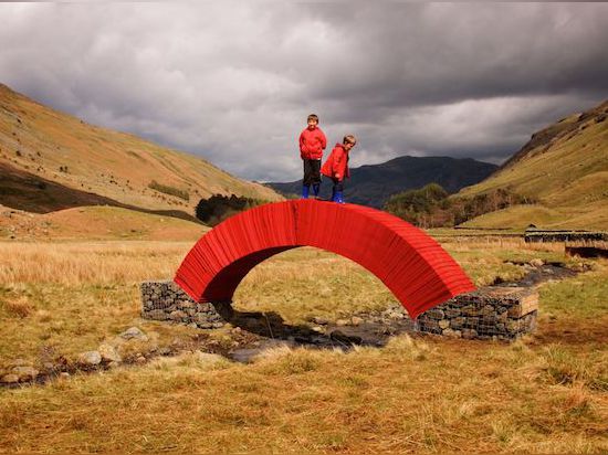 L'artiste Steve Messam a construit un pont en papier de 16 pieds sans colle ou boulons