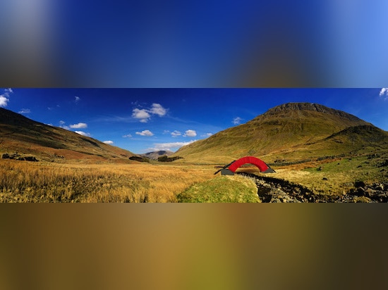 L'artiste Steve Messam a construit un pont en papier de 16 pieds sans colle ou boulons