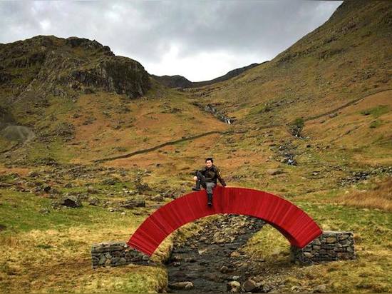 L'artiste Steve Messam a construit un pont en papier de 16 pieds sans colle ou boulons