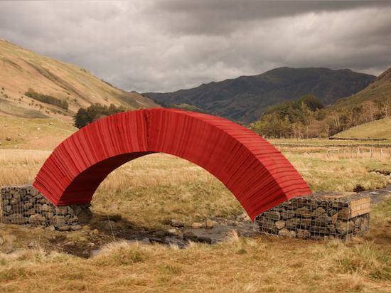 L'artiste Steve Messam a construit un pont en papier de 16 pieds sans colle ou boulons