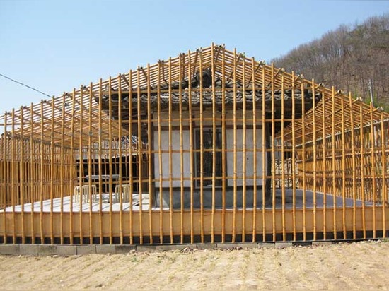 Ceci a abandonné 300 ans à la maison a été transformé en café enveloppé dans une armature en bambou