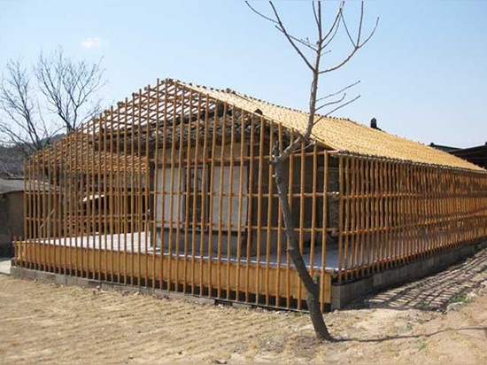 Ceci a abandonné 300 ans à la maison a été transformé en café enveloppé dans une armature en bambou