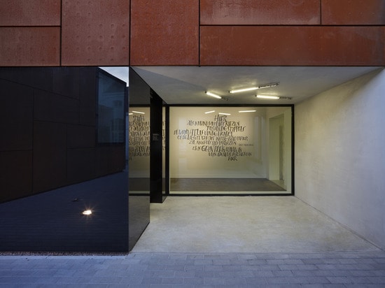 Façade rouillée de Bruges de bibliothèque de ville la nouvelle obtient un temps fini plus beau