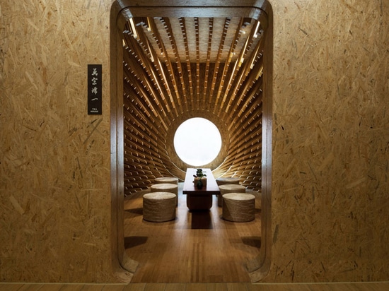 L'UN salon de thé par des architectes de MINAX comporte 999 morceaux en bois saillants pour créer un espace intérieur dramatique