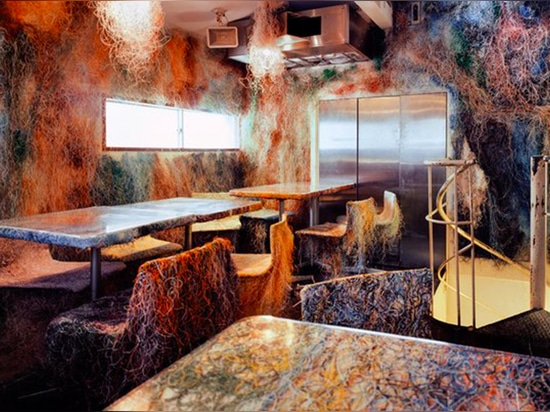 La rénovation saisissante de Kengo Kuma d'un restaurant de Tokyo est faite à partir des milliers de câbles multicolores réutilisés