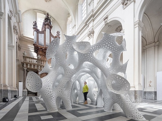 MARC FORNES/THEVERYMANY installe “la structure comme un corail rêveuse” dans l'abbaye historique