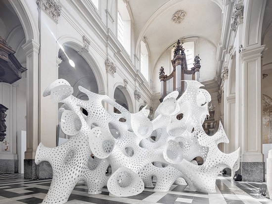 MARC FORNES/THEVERYMANY installe “la structure comme un corail rêveuse” dans l'abbaye historique