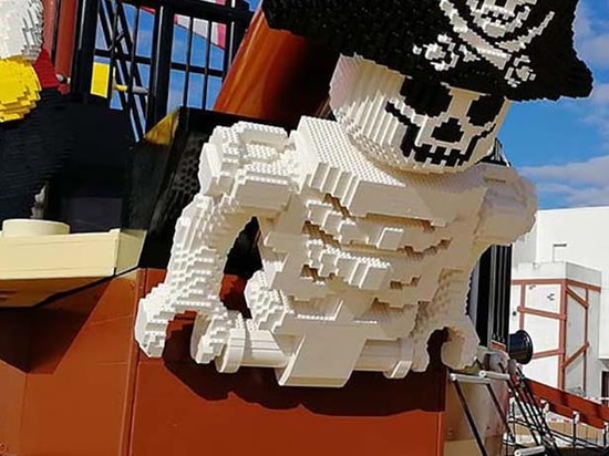 Lappset créatif a conçu et a livré un terrain de jeu de bateau de pirate à la station de vacances de LEGOLAND Deutschland dans Günzburg, Bavière