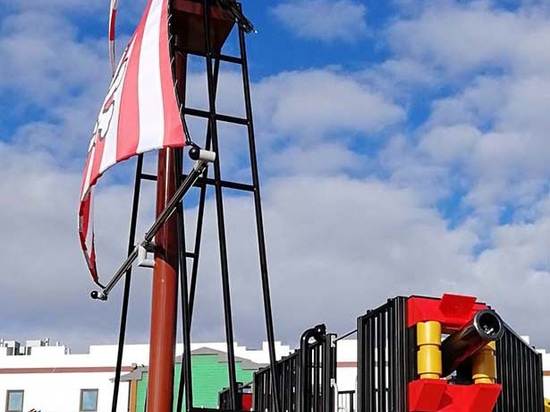 Lappset créatif a conçu et a livré un terrain de jeu de bateau de pirate à la station de vacances de LEGOLAND Deutschland dans Günzburg, Bavière