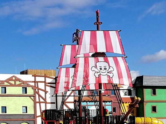 Lappset créatif a conçu et a livré un terrain de jeu de bateau de pirate à la station de vacances de LEGOLAND Deutschland dans Günzburg, Bavière