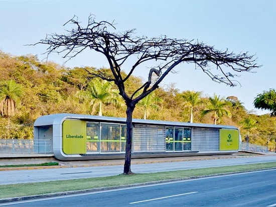 L'arrêt d'autobus modulaire de Gustavo Penna se mélange dans le paysage urbain au Brésil