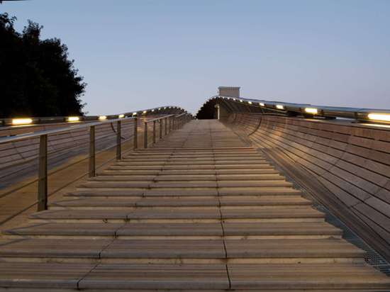 La passerelle de Villetaneuse de passage unfurls comme une feuille au-dessus des voies de train en dehors de Paris