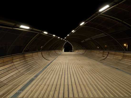 La passerelle de Villetaneuse de passage unfurls comme une feuille au-dessus des voies de train en dehors de Paris