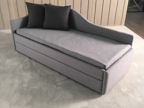 Lit simple ou sofa confortable pour le salon