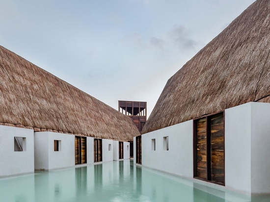 Estudio Macías Peredo stylise l'architecture maya pour l'hôtel de boutique de Punta Caliza