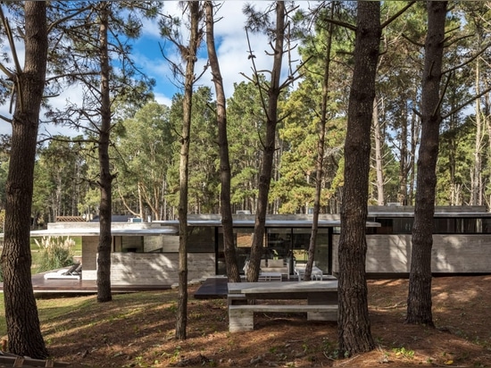 Besonías Almeida Arquitectos crée la maison en béton panneau-marquée d'été