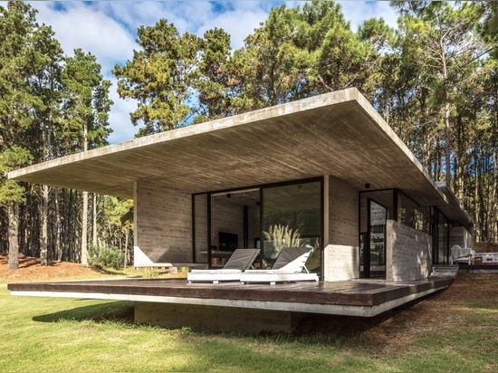 Besonías Almeida Arquitectos crée la maison en béton panneau-marquée d'été