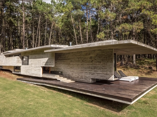 Besonías Almeida Arquitectos crée la maison en béton panneau-marquée d'été