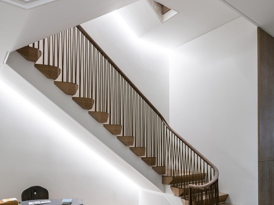 MKCA révise la maison urbaine d'Upper East Side avec l'escalier et les meubles faits sur commande