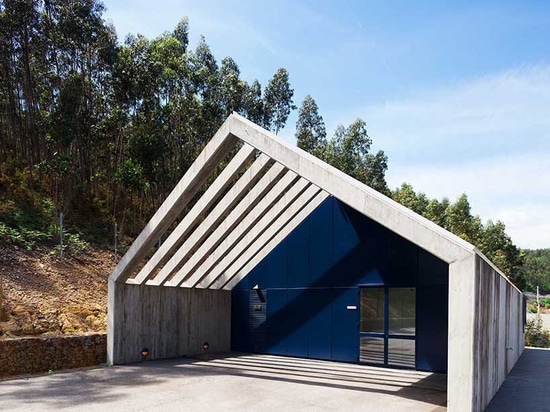 les gerales de Pedro conçoit un bâtiment d'observation et de contrôle de barrage en béton au Portugal