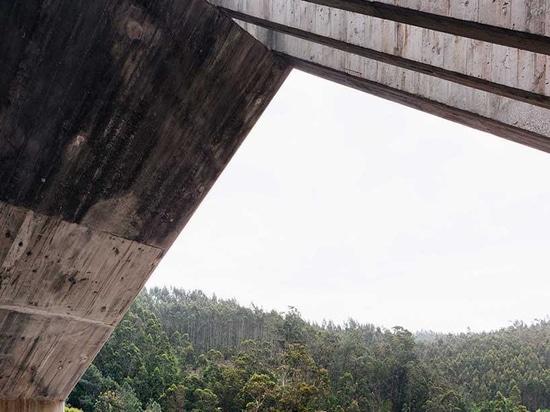 les gerales de Pedro conçoit un bâtiment d'observation et de contrôle de barrage en béton au Portugal