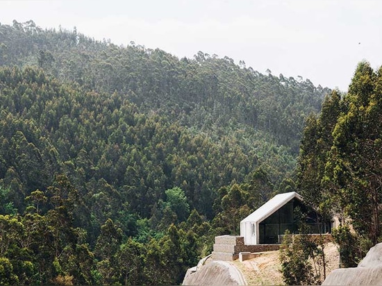 les gerales de Pedro conçoit un bâtiment d'observation et de contrôle de barrage en béton au Portugal