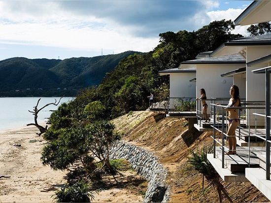 le “nid à l'amami” est un village japonais à distance de plage construit entre le ciel et la mer