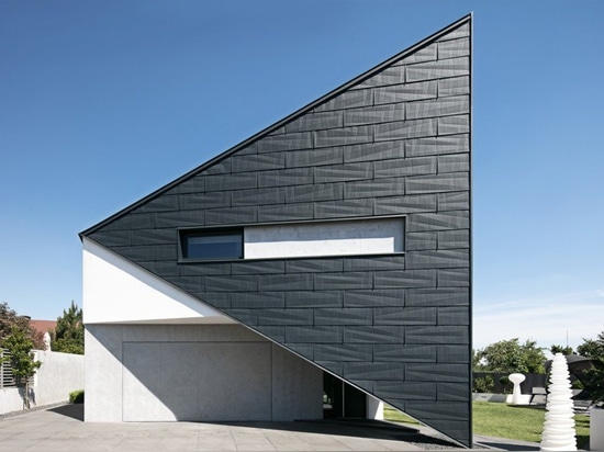 la maison triangulaire des architekt de réforme en Pologne adapte parfaitement l'environnement environnant