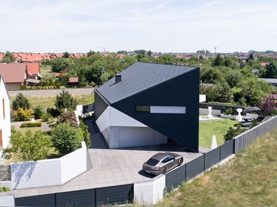 la maison triangulaire des architekt de réforme en Pologne adapte parfaitement l'environnement environnant