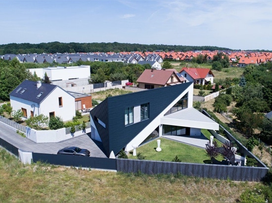 la maison triangulaire des architekt de réforme en Pologne adapte parfaitement l'environnement environnant