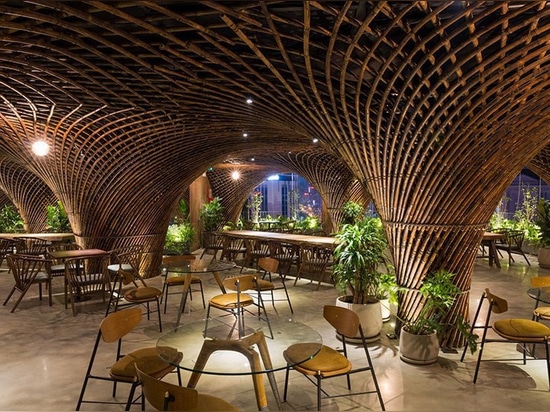 le club en bambou + le café par des architectes de VTN prend le centre de la scène au coeur du Vietnam