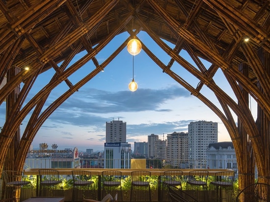 le club en bambou + le café par des architectes de VTN prend le centre de la scène au coeur du Vietnam