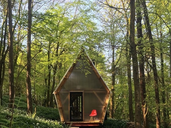 le studio invisible établit le coût bas, la maison réadressable utilisant le bois de construction et les matériaux jetés