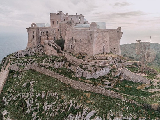 le bureau opposé propose de transformer le château sicilien historique avec les additions géométriques