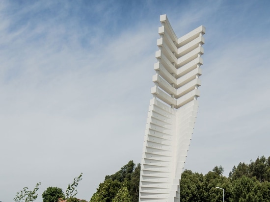 Le symbolisme sculptural de la nouvelle église de Santiago de Antas