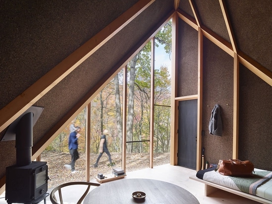 GRAND va petit pour la cabine du prototype de Klein dans les bois