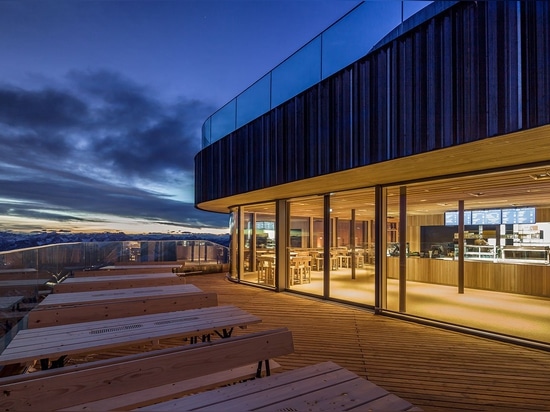 Le modernisme alpin du restaurant de sommet de Nebelhorn