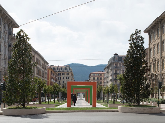 Place de Verdi avec du travertin léger