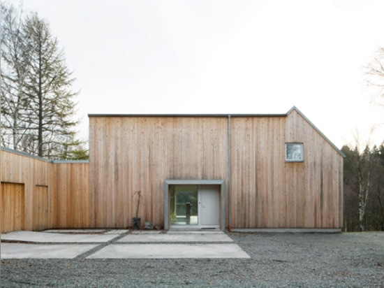 Kjellgren Kaminsky accomplit la villa église-inspirée près d'un lac en Suède