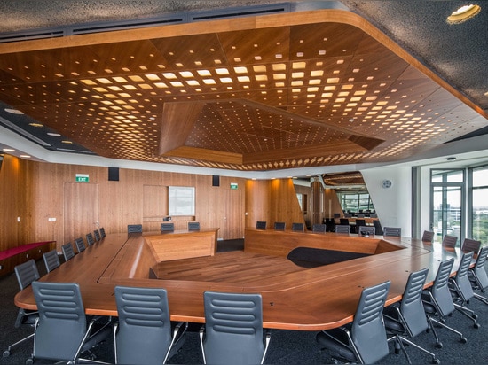 Architectes de DP et UNStudio, université de technologie de Singapour et la conception ? campus scolaire de s, Singapour. La géométrie de la table de salle de réunion, avec son plafond correspondan...