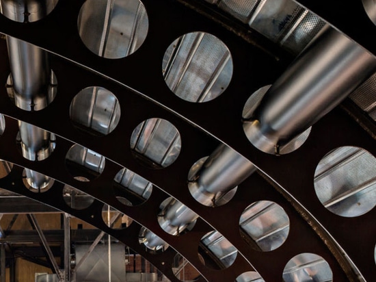 Ce bureau pour une compagnie de voyage a une salle de conférence en forme de fuselage d'avion