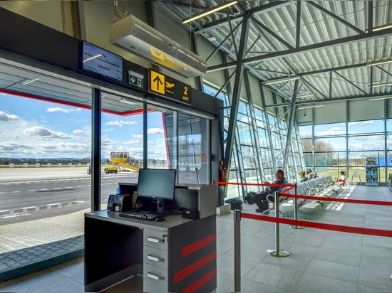 Le terminal d'aéroport équipé des rideaux d'air de 2VV Standesse, de finesse et d'Indesse