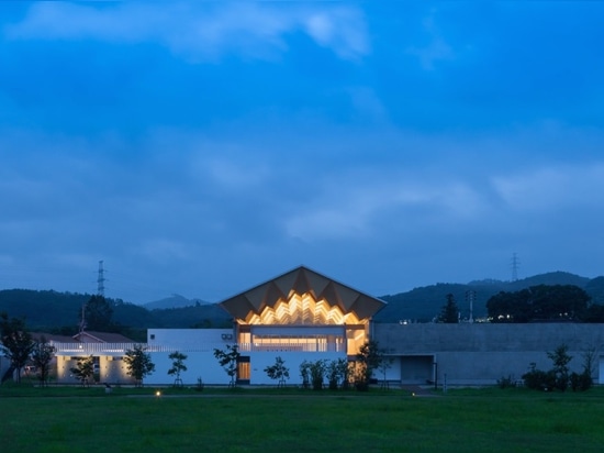 Le beau musée comme une caverne avec un toit plié honore les chasseurs-cueilleur préhistoriques du Japon